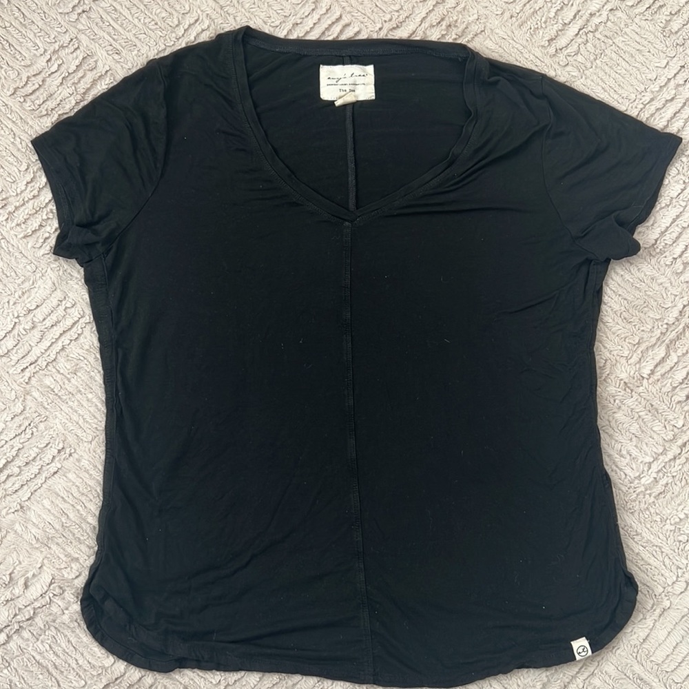 Evy’s tree essential t in black, soft v-neck t-shirt short sleeve Size Large